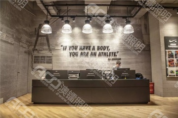 誰說工礦燈只能用在工廠車間？帶你去看耐克專賣店